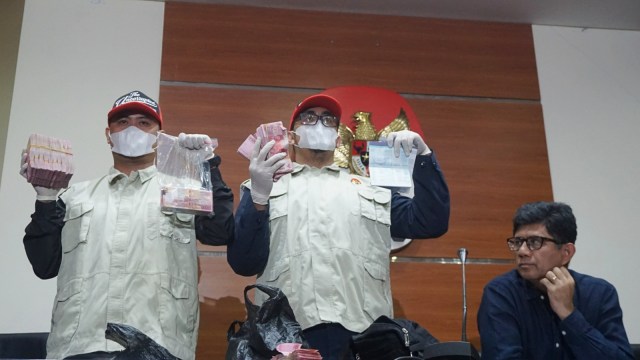 Wakil Ketua KPK, Laode M. Syarif menyaksikan penyidik menunjukkan barang bukti ke awak media. Foto: Nugroho Sejati/kumparan
