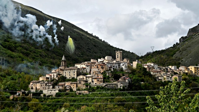 Kembang api menyala sebagai pertanda telah dimulai perayaan Festival Ular di desa Cocullo, wilayah Abruzzo, Italia, Rabu (1/5). Foto: AFP/Filippo Monteforte