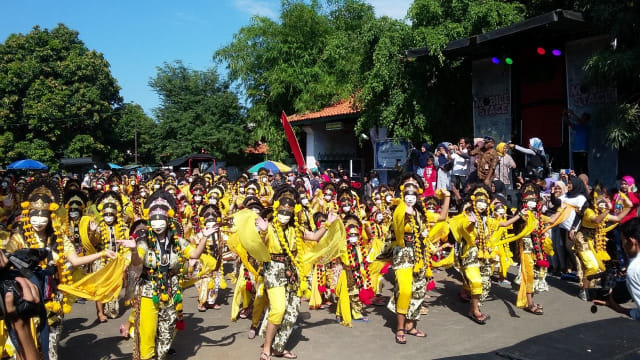 Tari Topeng Samba Cirebon dan Jaran Larad yang ditarikan oleh penari dari Sanggar Seni Sekar Pandan mendapat apresiasi dari Original Record Indonesia (ORI). (Juan)