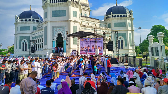 Massa pendukung calon presiden nomor urut 02, Prabowo Subianto melakukan salat Asar di halaman Masjid Raya Medan. Foto: Rahmat Utomo/kumparan