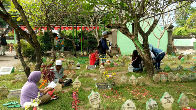 Warga Muslim di Bali Laksanakan Ziarah Kubur