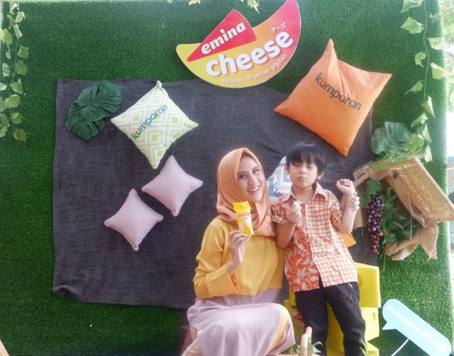 Anak saya sampai merem melek saking sukanya sama keju stick Emina Cheese yang bisa langsung dimakan.