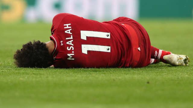 Penyerang sayap Liverpool, Mohamed Salah, terkapar setelah mengalami cedera kepala di laga melawan Newcastle United. Foto: REUTERS/Scott Heppell