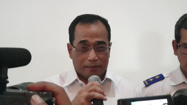 Menteri Perhubungan, Budi Karya Sumadi, berbicara didepan wartawan seusai rapat dengan jajaran PT. Kereta Api Indonesia (Persero) di Stasiun Balapan, Kota Solo, pada Sabtu (4/5/2019). (Agung Santoso)