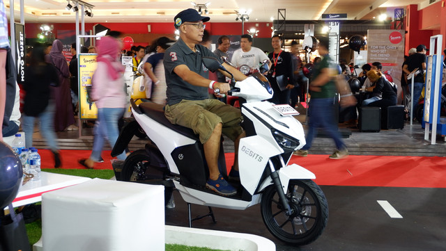 Pengunjung IIMS 2019 jajal sepeda motor listrik GESITS Foto: Aditya Pratama Niagara/kumparan