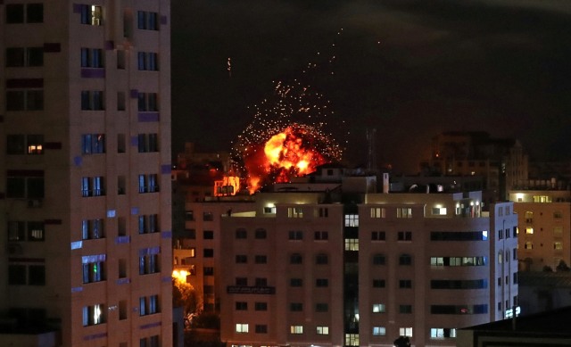 Sebuah bola api terlihat saat serangan udara Israel di Kota Gaza, Palestina. Foto: REUTERS / Suhaib Salem