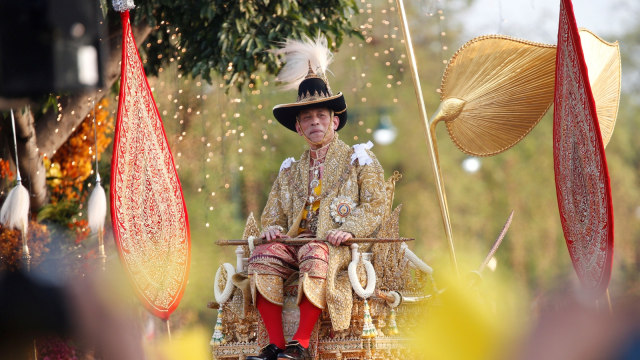 Raja Maha Vajiralongkorn yang baru dinobatkan terlihat selama prosesi penobatannya, di Bangkok, Thailand. Foto: REUTERS / Soe Zeya Tun