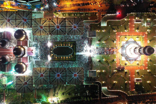 Suasana salat tarawih malam pertama di Masjid Raya Baiturrahman Banda Aceh, Minggu (6/5). Foto: Abdul Hadi/acehkini