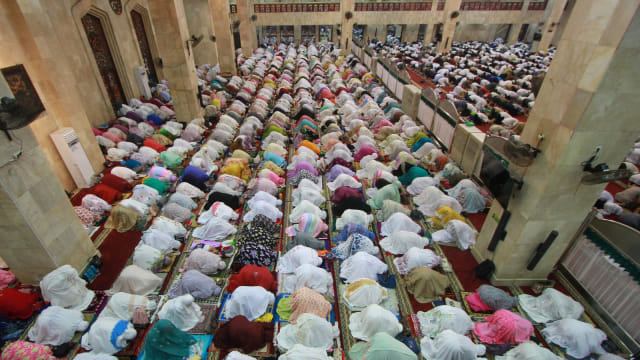 Umat muslim menunaikan ibadah shalat Tarawih pertama di Masjid Raya Sabilal Muhtadin, Banjarmasin, Kalimantan Selatan, Minggu (5/5). Foto: ANTARA FOTO/Bayu Pratama S