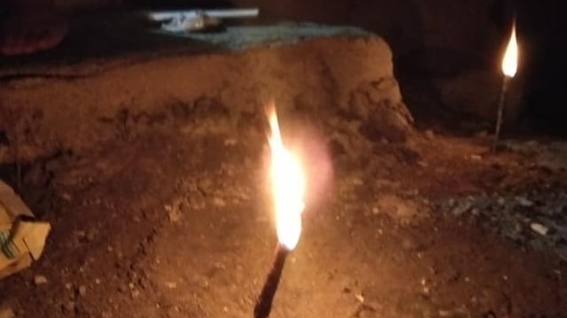 Menyalakan solung di sekitar rumah menjadi tradisi orang Mandar di Sulawesi Barat dalam menyambut datangnya Ramadan. Foto: Istimewa