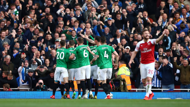 Para pemain Brighton and Hove Albion merayakan gol Glenn Murray ke gawang Arsenal. Foto: REUTERS/Hannah McKay
