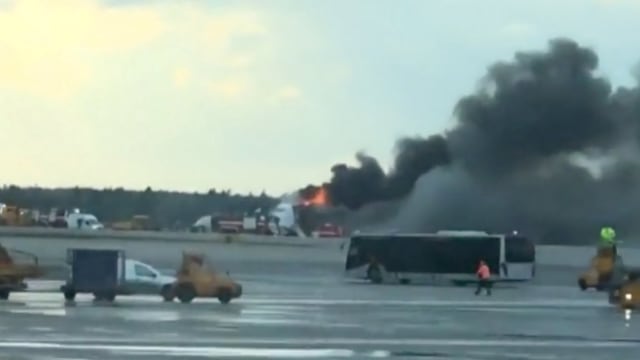 Aeroflot Sukhoi Superjet yang terbakar saat mendarat darurat di Moskow. Foto: Reuters