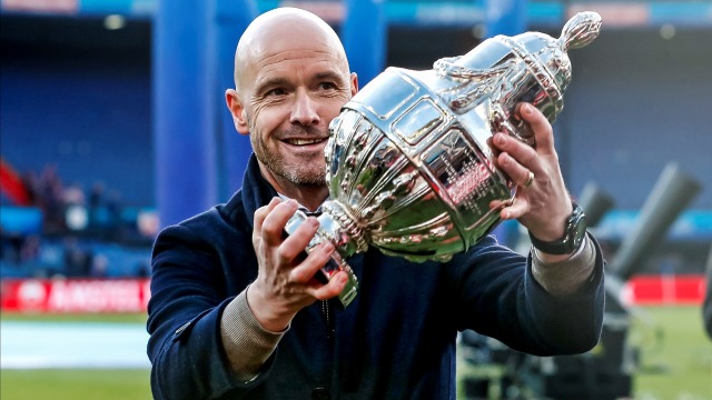 Erik ten Hag memegang trofi KNVB Cup. Foto: Dok. Ajax Amsterdam
