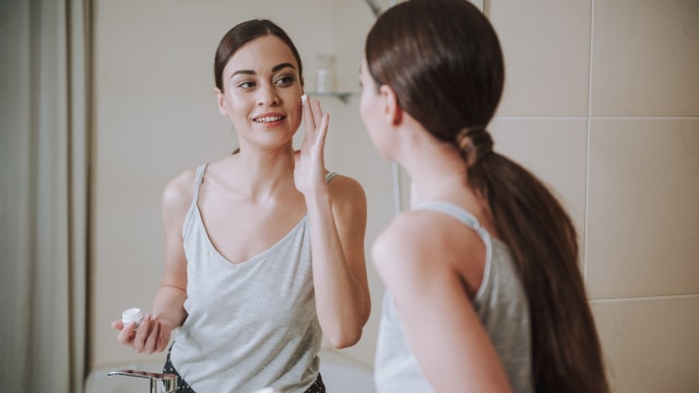 Ilustrasi menggunakan skincare. Foto: Shutter Stock