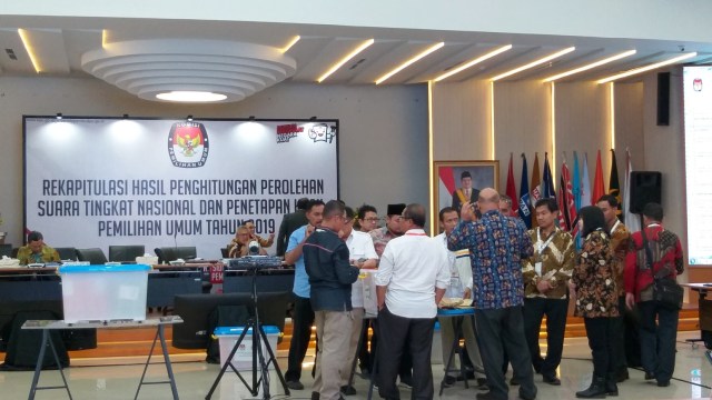 Rekapitulasi Pemilu Luar Negeri di Kantor KPU. Foto: Fadjar Hadi/kumparan