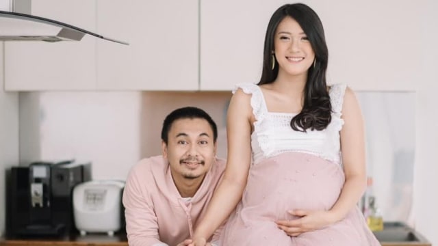 Raditya Dika dan Anissa Aziza. Foto: Instagram @imagenic