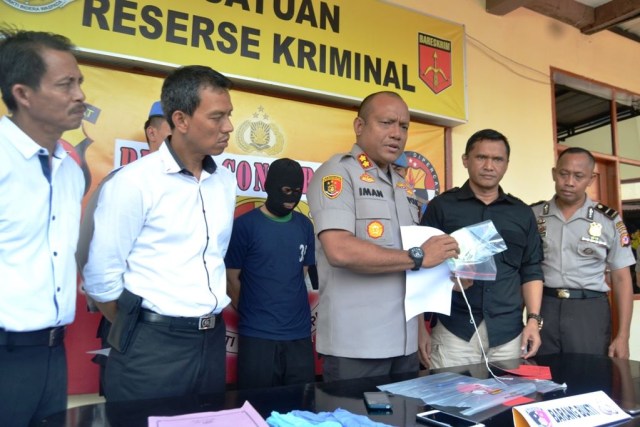 Polres Kuningan, Jawa Barat, berhasil membekuk seorang pelaku penebar hoax melalui channel Youtube tentang pemilu. (Andry)
