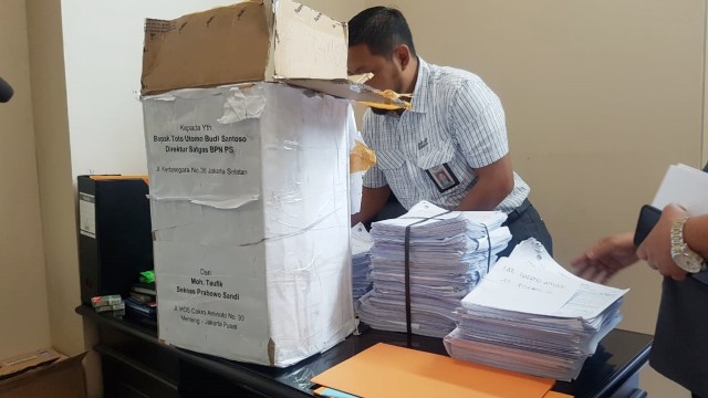 Kordiv SDM Bawaslu Jakarta Pusat (kiri) saat menemukan tumpukan C1 di Menteng. Foto: Efira Tamara/kumparan