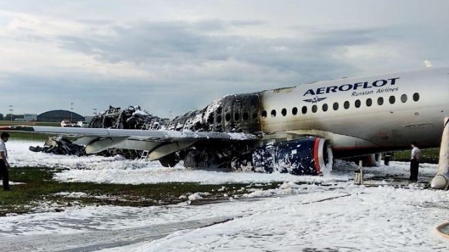 Kondisi Pesawat Sukhoi milik maskapai Aeroflot yang terbakar setelah melakukan pendaratan darurat di bandara Moskow, Rusia. Foto: City News "Moskva"/Handout via REUTERS