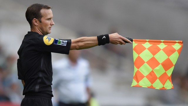 Ilustrasi Asisten Wasit. Foto: AFP/Jean-Sebastien Evrard