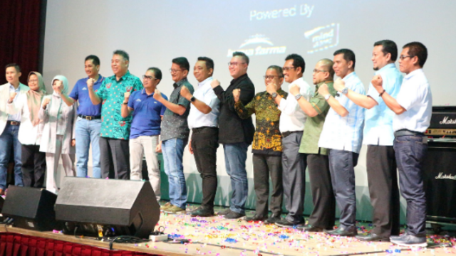 Sesi foto bersama dalam Grand Launching Mediv (Foto by Liswanti)