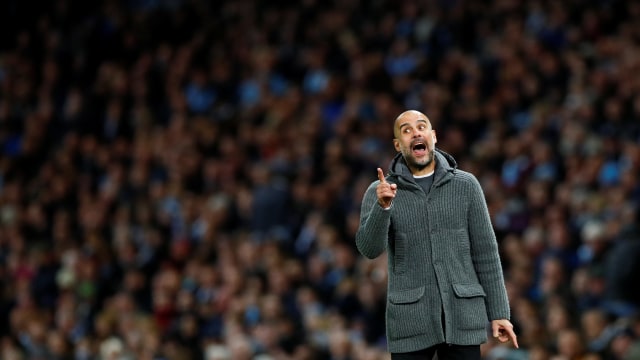 Pep Guardiola girang setelah Manchester City mengalahkan Leicester. Foto: Reuters/Jason Cairnduff