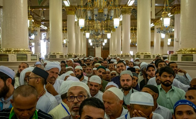 Umat Islam antre saat ingin beribadah di area saf Raudhatun Jannah/Raudhah (Taman Surga) di Masjid Nabawi, Madinah, Arab Saudi, Senin (6/5). Foto: ANTARA FOTO/Aji Styawan