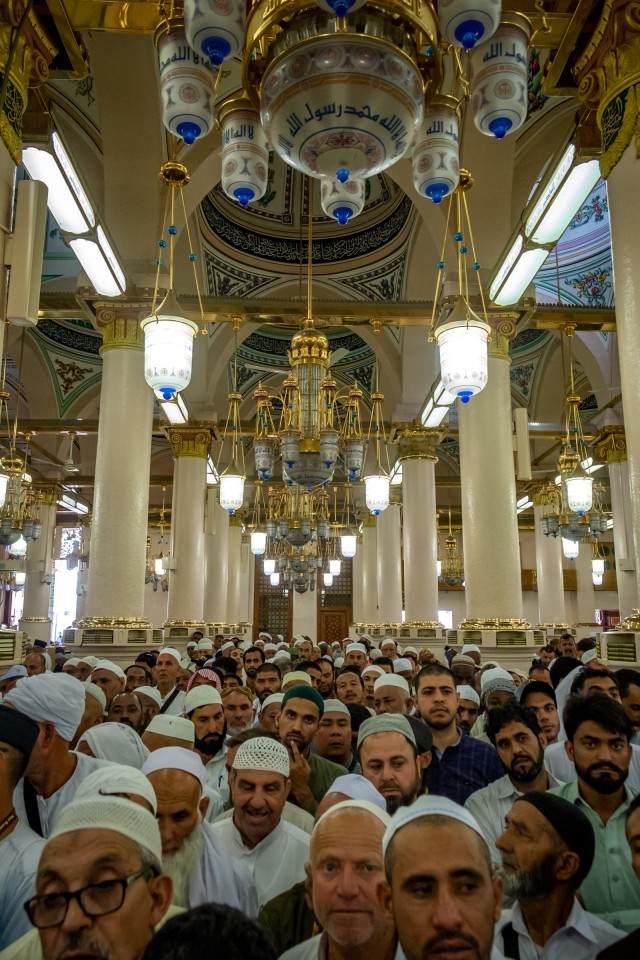 Umat Islam antre saat ingin beribadah di area saf Raudhatun Jannah/Raudhah (Taman Surga) di Masjid Nabawi, Madinah, Arab Saudi, Senin (6/5/2019). Foto: ANTARA FOTO/Aji Styawan