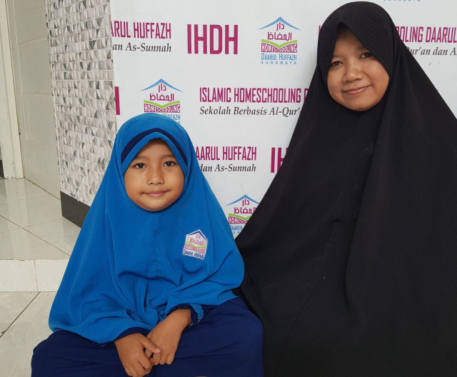 Aisyah dan ibunya, Ustazah Kholishotul Qolbiyyah. Foto : Windy Goestiana/Basra
