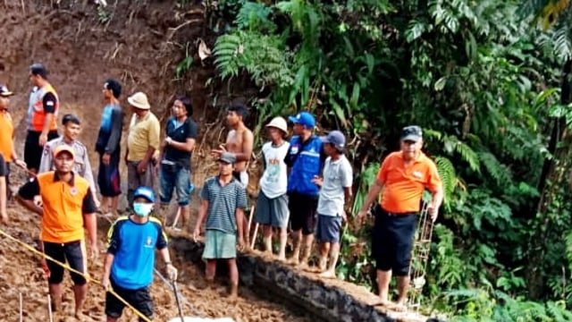 Suasana saat mengevakuasi korban yang  tertimbun Longsor di  jembatan penghubung di Banjar Puseh-Banjar Bunyuh, Desa Perean, Kecamatan Baruriti, Tababan. Foto: Dok. BPBD Tabanan