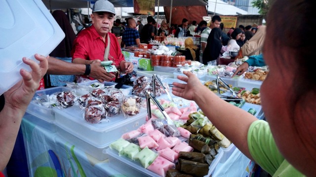 Warga berburu makanan dan minuman untuk berbuka puasa atau takjil di kawasan Bendungan Hilir, Jakarta. Foto: Irfan Adi Saputra/kumparan