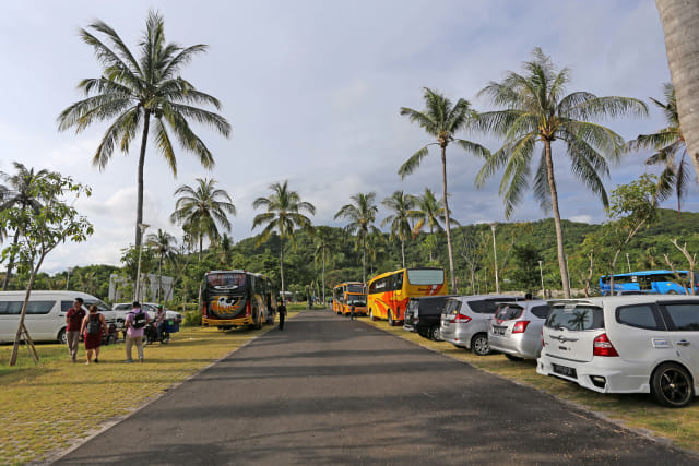 Area parkir roda empat dan bus di kawasan KEK Mandalika, Lombok Foto: Aria Sankhyaadi/kumparan