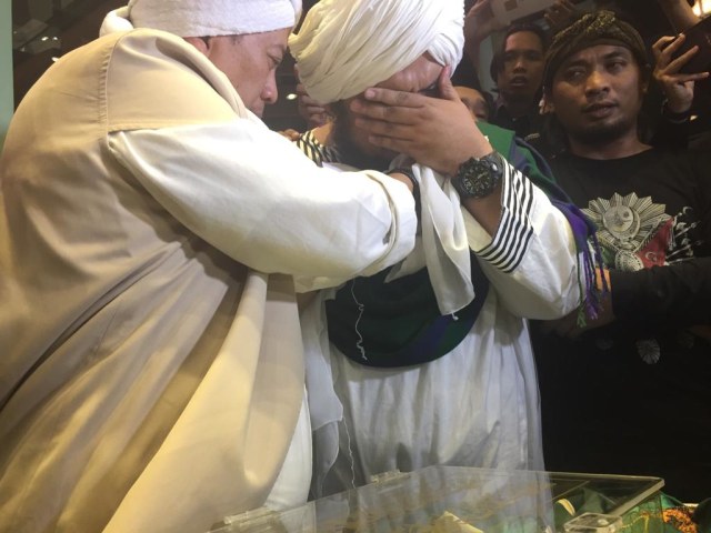 Opick mendapat satu lembar rambut Nabi Muhammad SAW Foto: Giovanni/kumparan