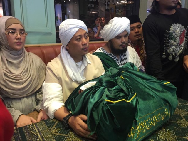 Opick mendapat satu lembar rambut Nabi Muhammad SAW Foto: Giovanni/kumparan