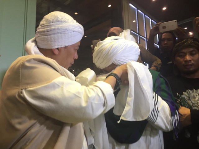 Opick mendapat satu lembar rambut Nabi Muhammad SAW Foto: Giovanni/kumparan