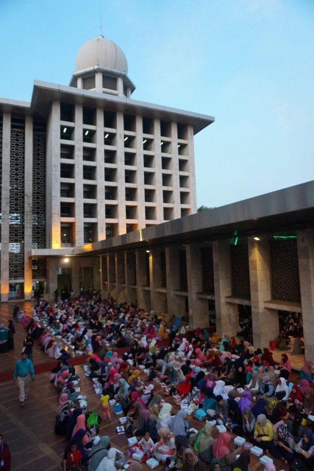 Umat muslim menanti waktu berbuka puasa di Masjid Istiqlal, Jakarta Pusat. Foto: Jamal Ramadhan/khttps://res.cloudinary.com/kumpar/image/upload/v1557230723/ksvsigbghbkjq3h6pr5d.jpgumparan