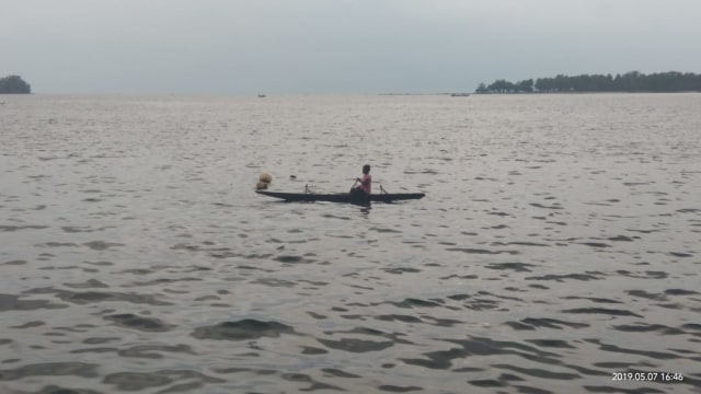 Maria Baransano melaut pada sore hari untuk mencari ikan dan menjualnya. Foto: Roli/balleo-kumparan
