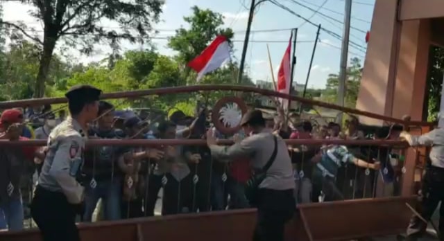 Barisan massa yang berusaha mendobrak masuk kedalam gedung KPU Empat Lawang, Selasa (7/5) Foto: istimewa