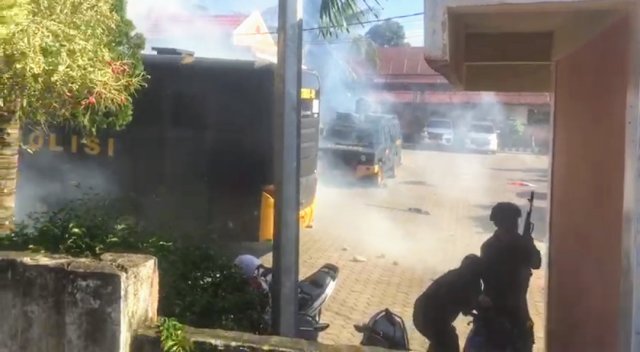 Aksi petugas saat mengamankan lokasi dengan memberikan tembakan peringatan dan gas air mata (istimewa)