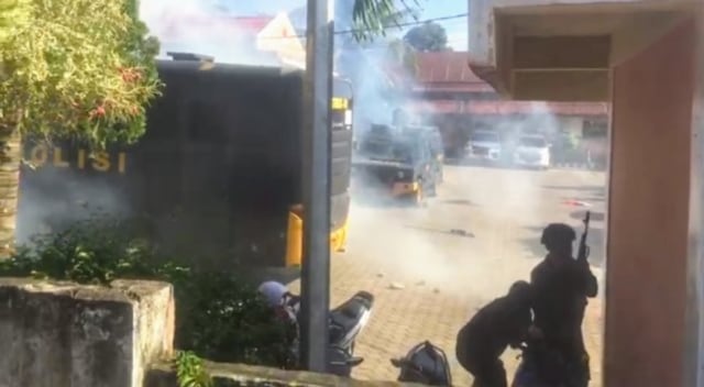 Pleno Pemilu di Kabupaten Empat Lawang Ricuh, Gas Air Mata Ditembakkan (1)