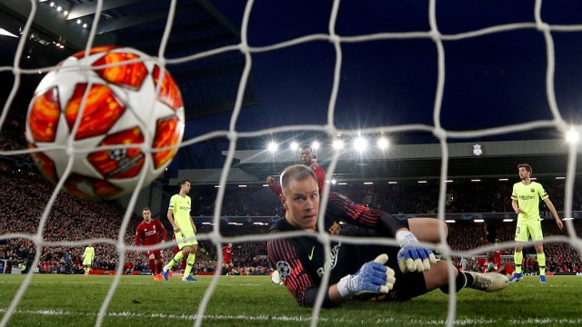 Marc-Andre ter Stegen saat gawangnya di jebol Georginio Wijnaldum. Foto: REUTERS/Phil Noble