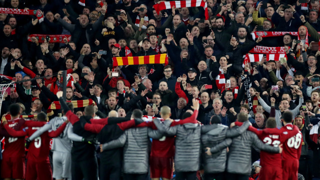 Pemain Liverpool menyapa suporter di stadion usai melawan Barcelona. Foto: Reuters/Carl Recine