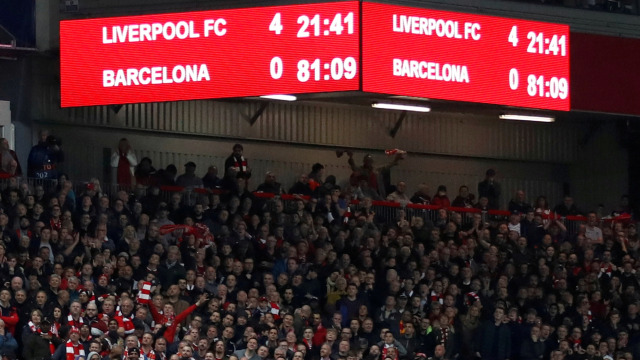 Papan skor pertandingan Liverpool vs Barcelona. Foto: Reuters/Carl Recine