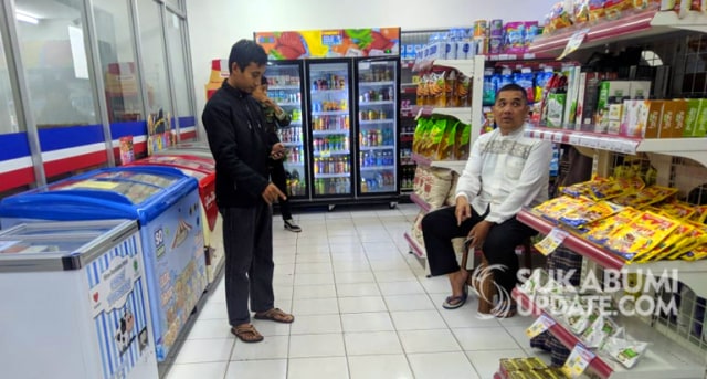 Pegawai minimarket 212 Mart memperlihatkan tempat bekas gerombolan perampok buang air kecil usai menggasak seisi minimarket, pada Selasa dini hari (7/5). (Sumber Foto: CRP 1).