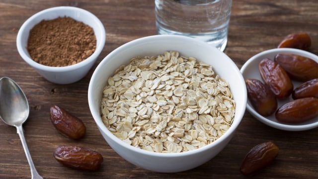 bahan-bahan untuk membuat oatmeal kurma Foto: Shutterstock
