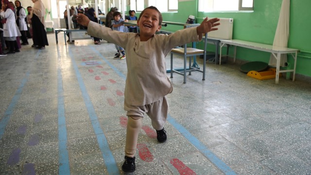 Ahmad Sayed Rahman menari dengan kaki palsunya di rumah sakit Komite Internasional Palang Merah (ICRC), Kabul. Foto: AFP/WAKIL KOHSAR