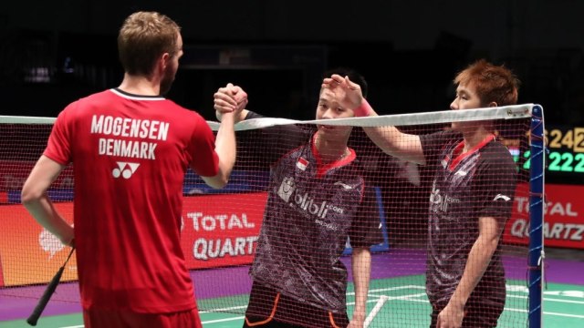Marcus Fernaldi Gideon/Kevin Sanjaya Sukamuljo kalah dari Mathias Boe/Carsten Mogensen di penyisihan grup Piala Sudirman 2017. Foto: Dok. BWF