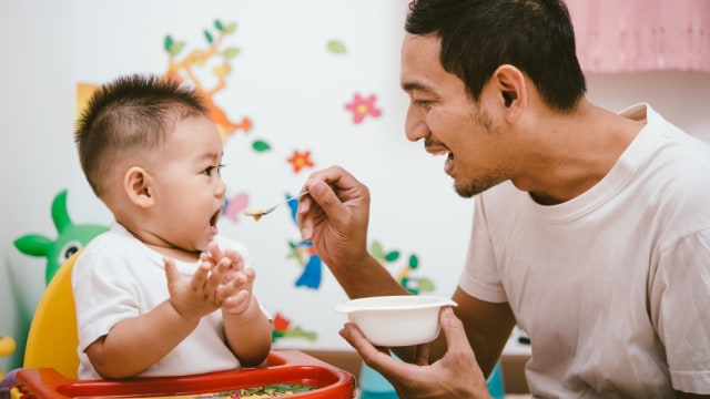 Ayah membantu proses menyapih Foto: Shutterstock