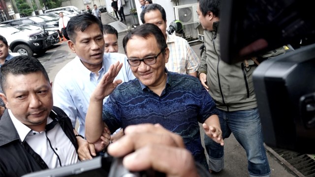 Andi Arief tiba di BNN, Cawang, Jakarta, Rabu (6/3). Foto: Iqbal Firdaus/kumparan