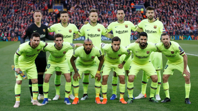 Pemain-pemain Barcelona berfoto jelang laga melawan Liverpool. Foto: Reuters/Carl Recine